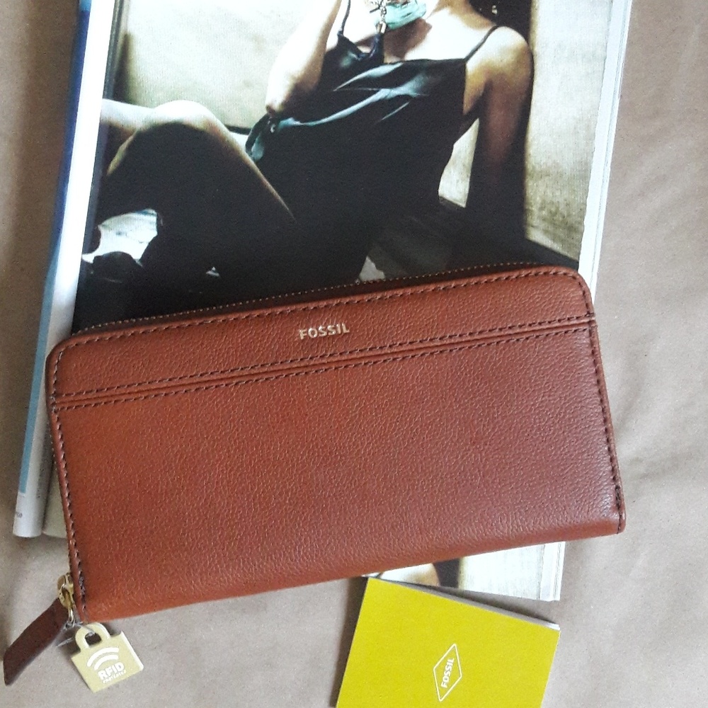 NWT FOSSIL LEATHER RFID PROTECTED WALLET CASE